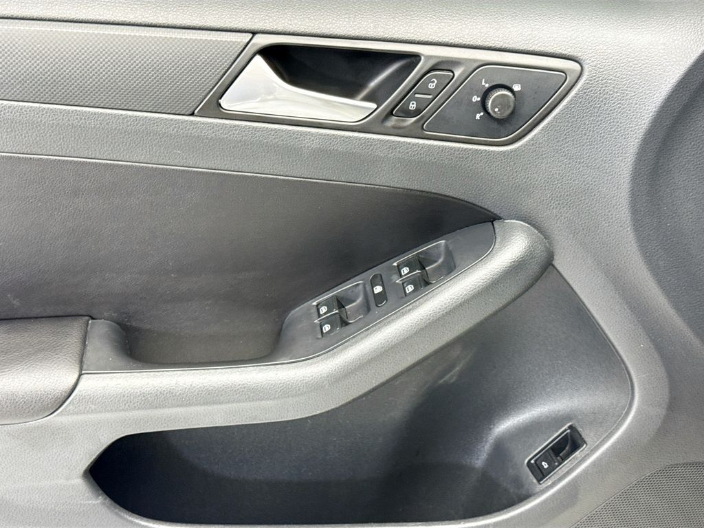 Thumbnail: 2014 Volkswagen Jetta - 18