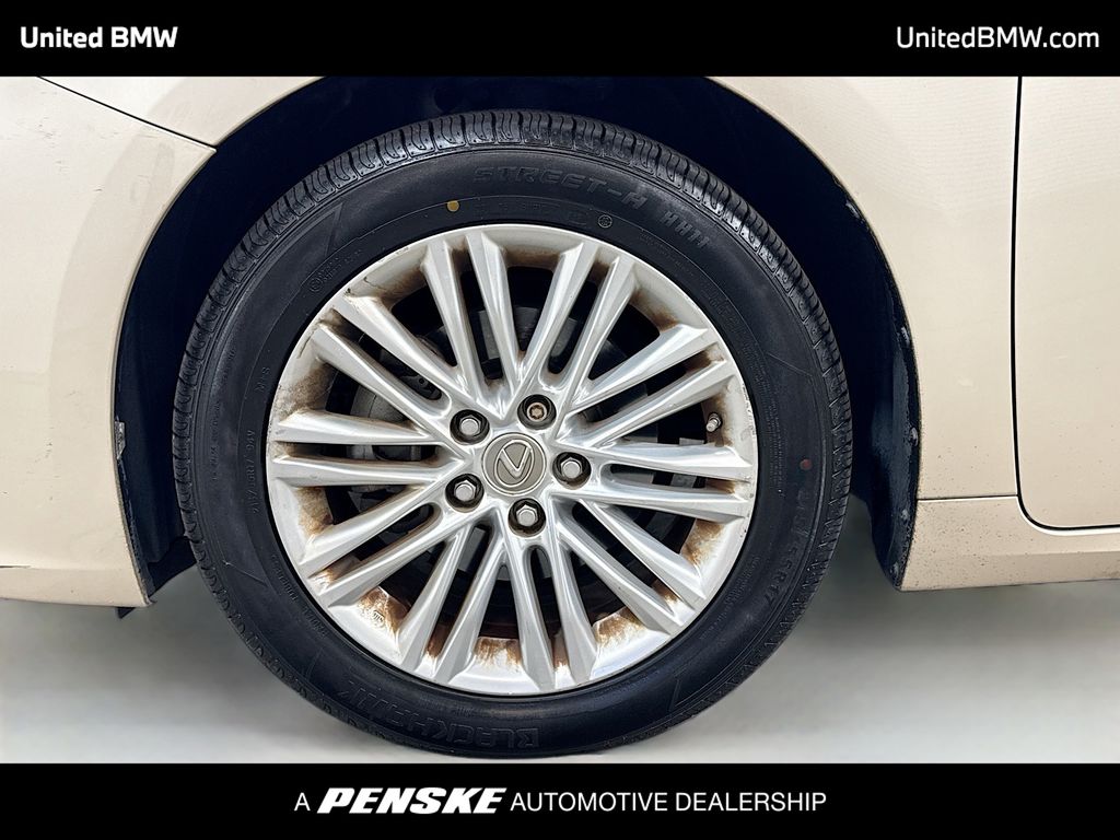 Thumbnail: 2013 Lexus ES - 2