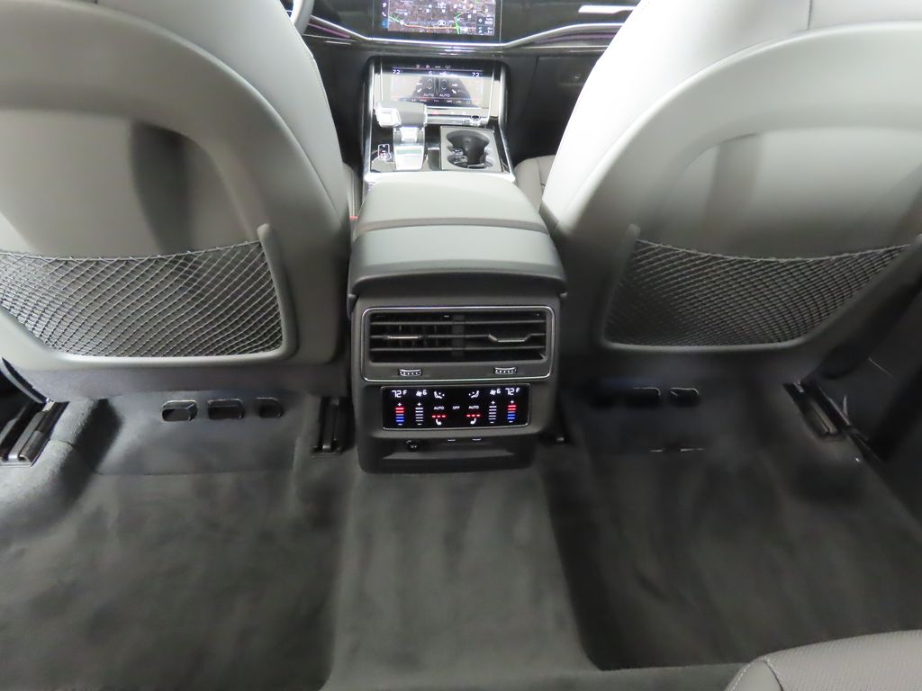 Thumbnail: 2025 Audi Q8 - 25