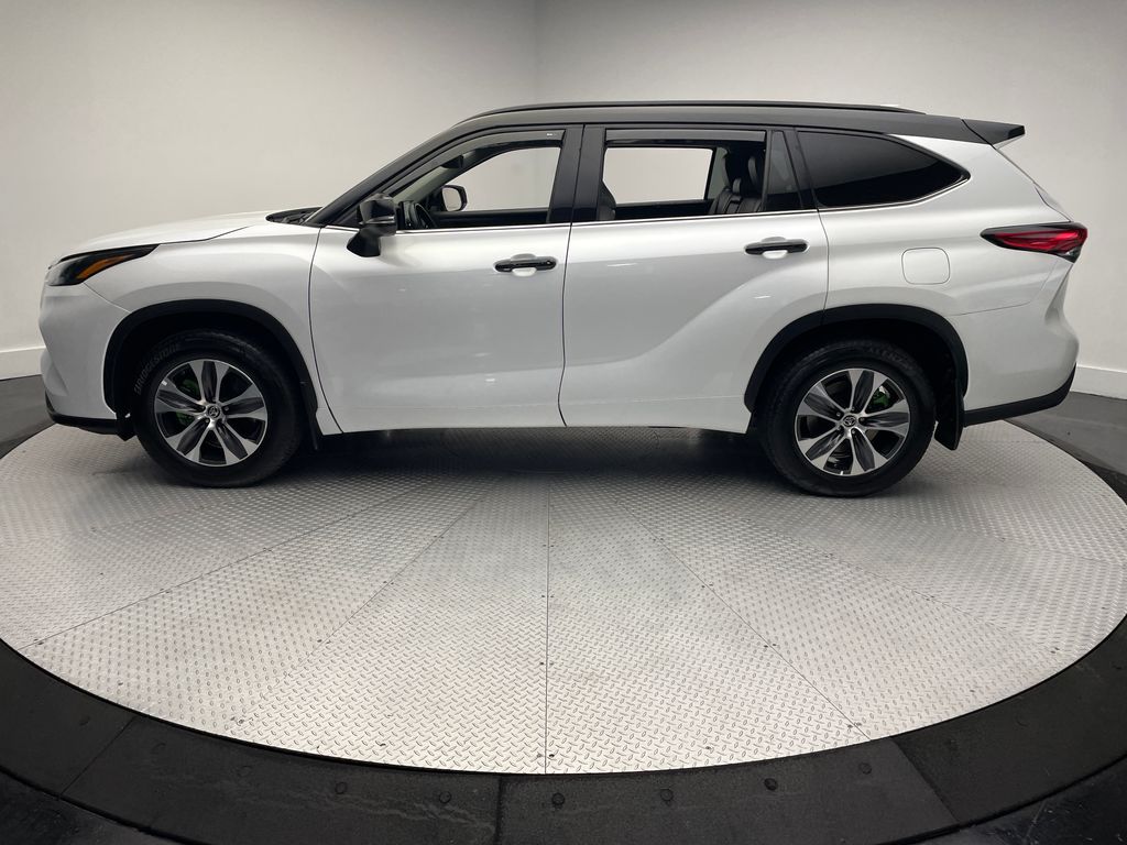 Thumbnail: 2022 Toyota Highlander - 8