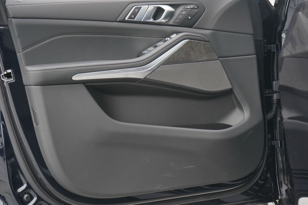 2025 BMW X7 xDrive40i 9