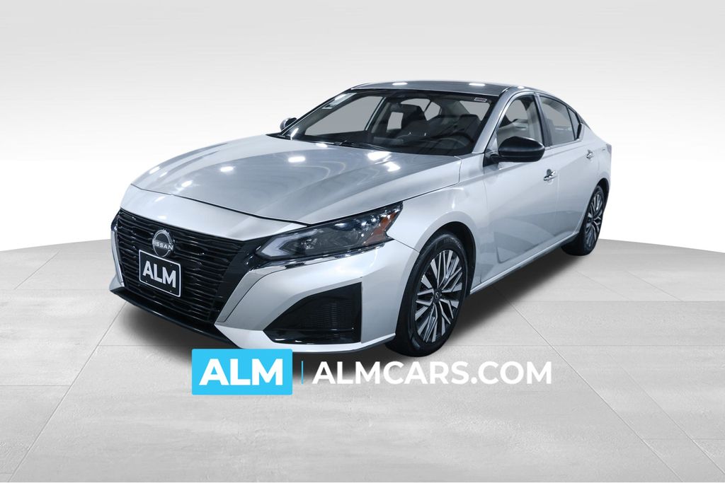 Brilliant Silver Metallic 2024 Nissan Altima Sedan Front-Wheel Drive Continuously Variable Transmission