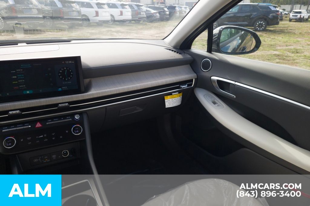 Used 2025 Black Hyundai SEL image 18
