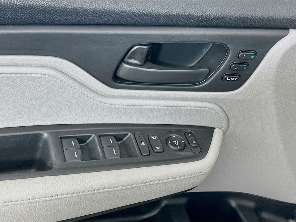 Thumbnail: 2018 Honda Odyssey - 17