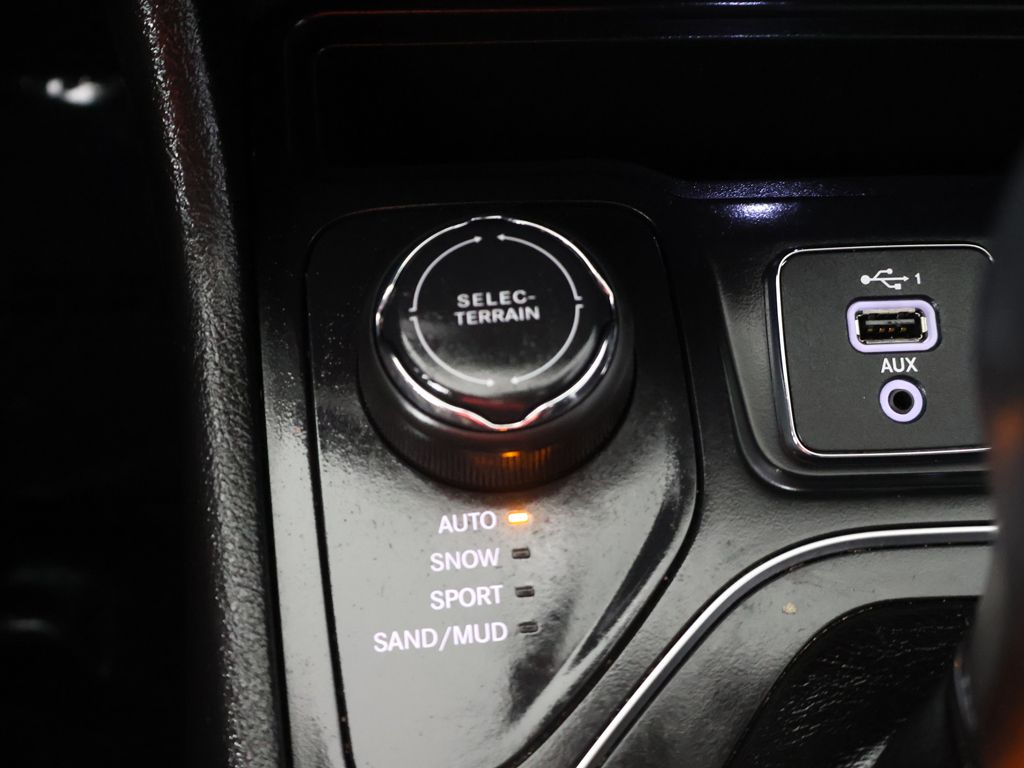 Used 2019 Gray Jeep Latitude Plus image 44