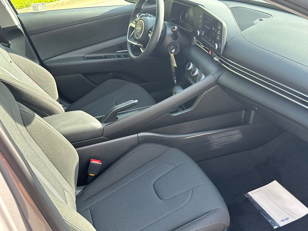 2025 Hyundai Elantra SE - 10