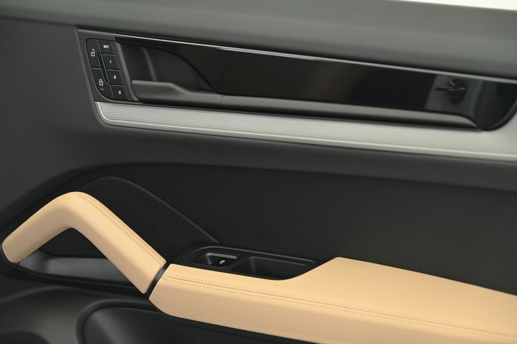 Thumbnail: 2025 Porsche Cayenne - 26