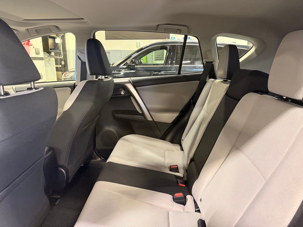 Thumbnail: 2018 Toyota RAV4 - 21