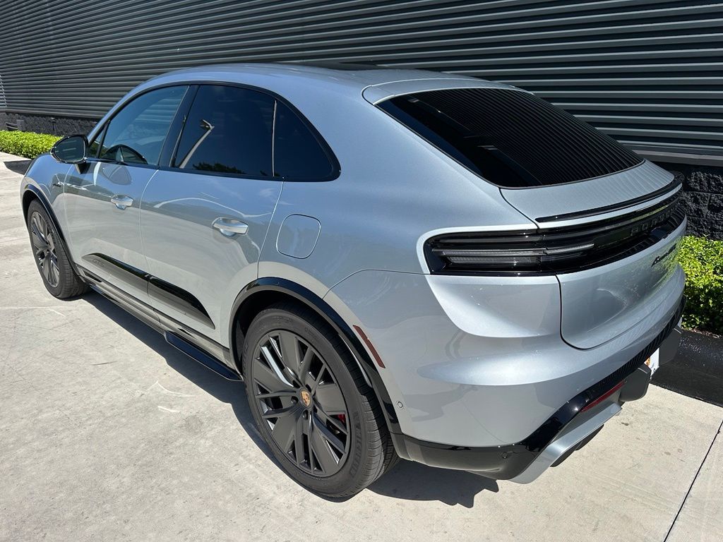 Thumbnail: 2026 Porsche Macan - 3