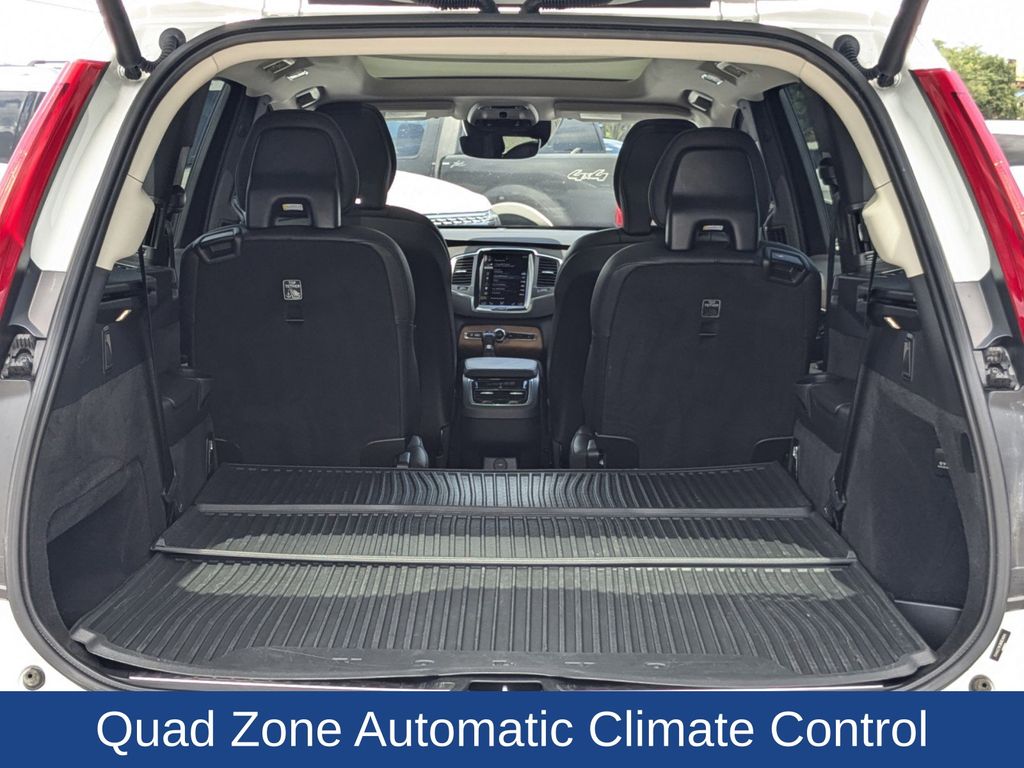 2022 Volvo XC90 T6 Momentum 6-Passenger