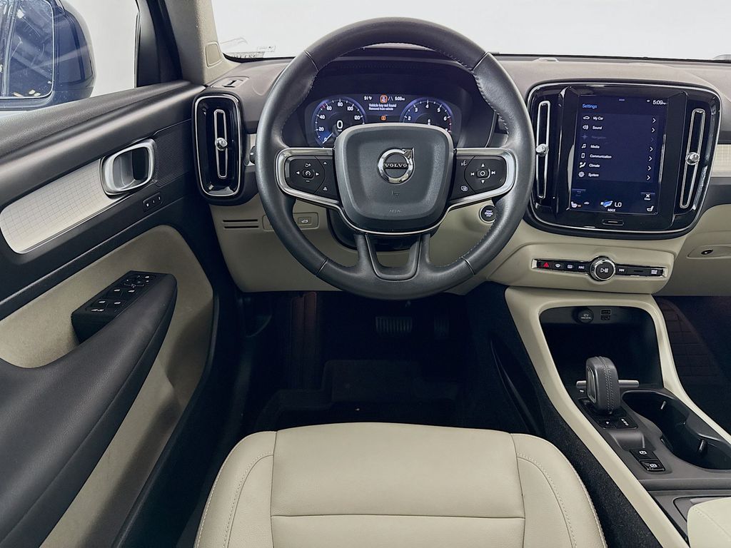 Thumbnail: 2020 Volvo XC40 - 24