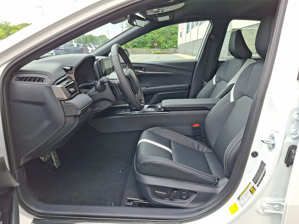 2025 Toyota Camry SE 9