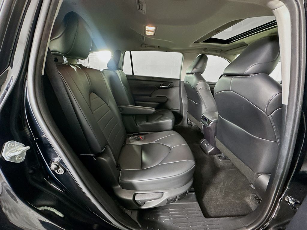 Thumbnail: 2023 Toyota Highlander - 28