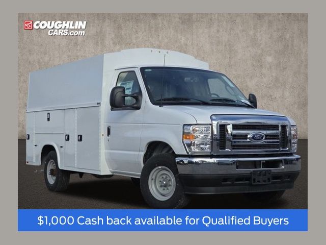 Oxford White 2025 Ford E-Series Chassis Pickup Truck Rear-Wheel Drive 6-Speed Automatic Overdrive
