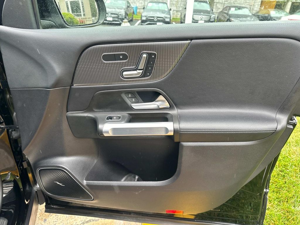 Thumbnail: 2021 Mercedes-Benz GLB - 17