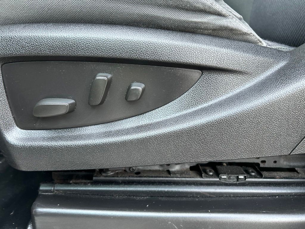 Used 2015 White GMC SLE image 14