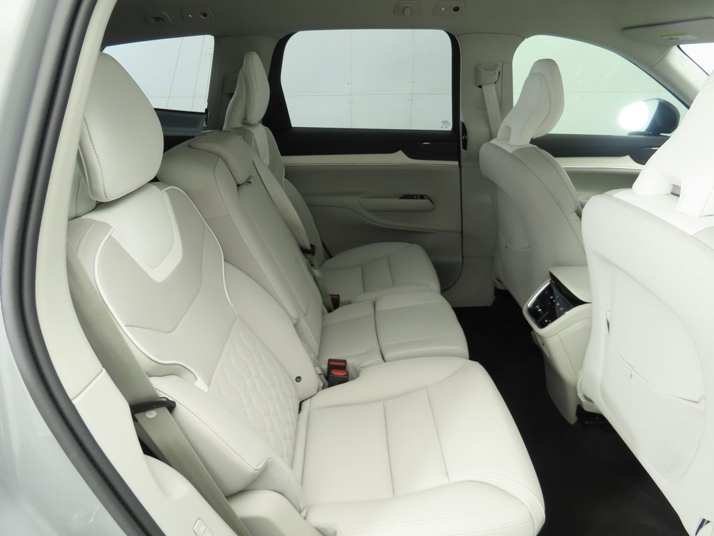 2025 Volvo EX90  22