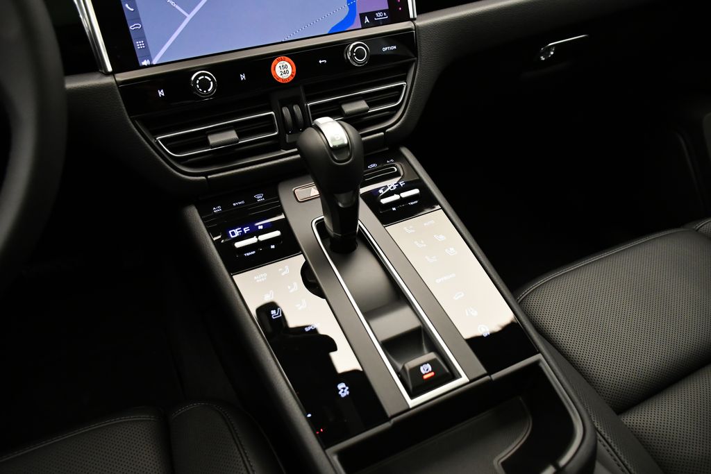 Thumbnail: 2026 Porsche Macan - 32