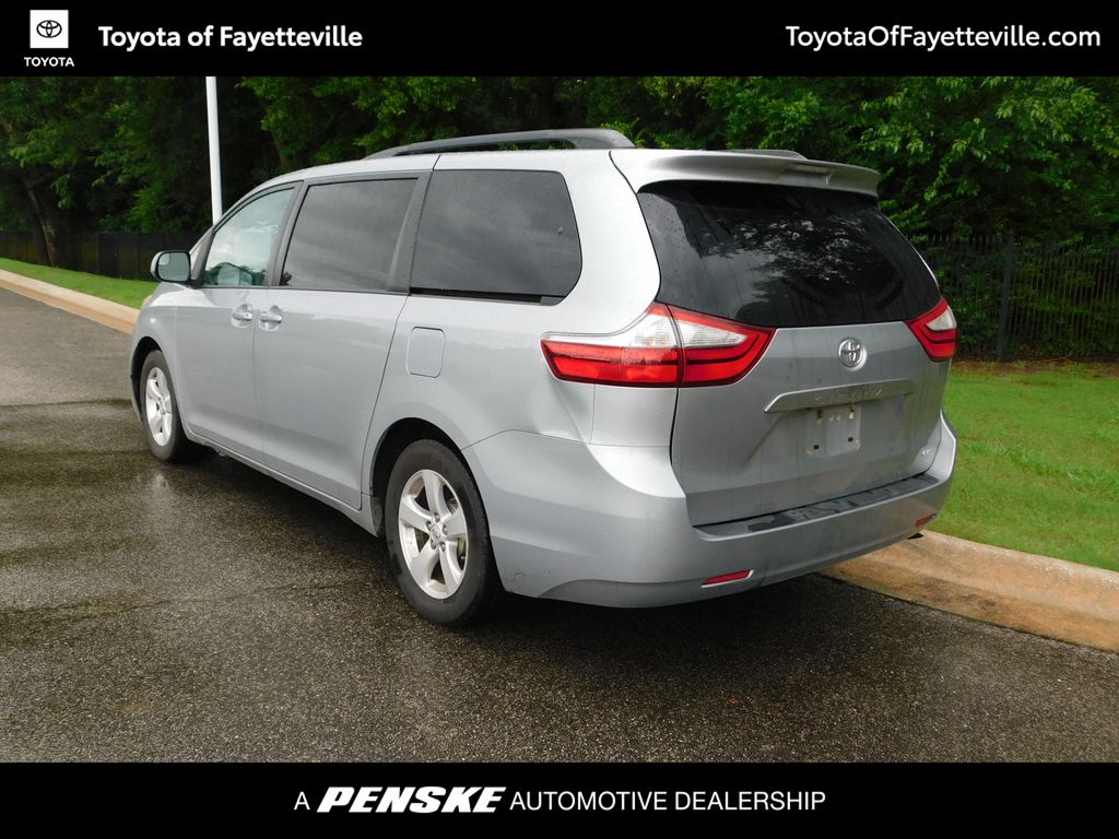 Thumbnail: 2016 Toyota Sienna - 10