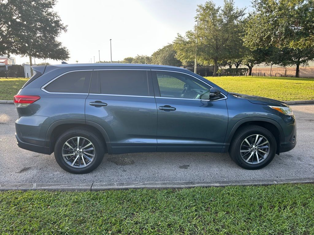 2017 Toyota Highlander SE 6