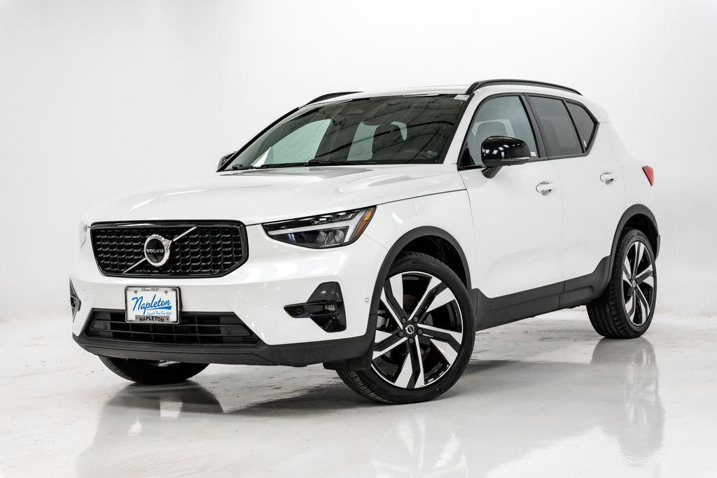 Crystal White Metallic 2024 Volvo XC40 B5 Plus Dark Theme AWD SUV / Crossover All-Wheel Drive Automatic