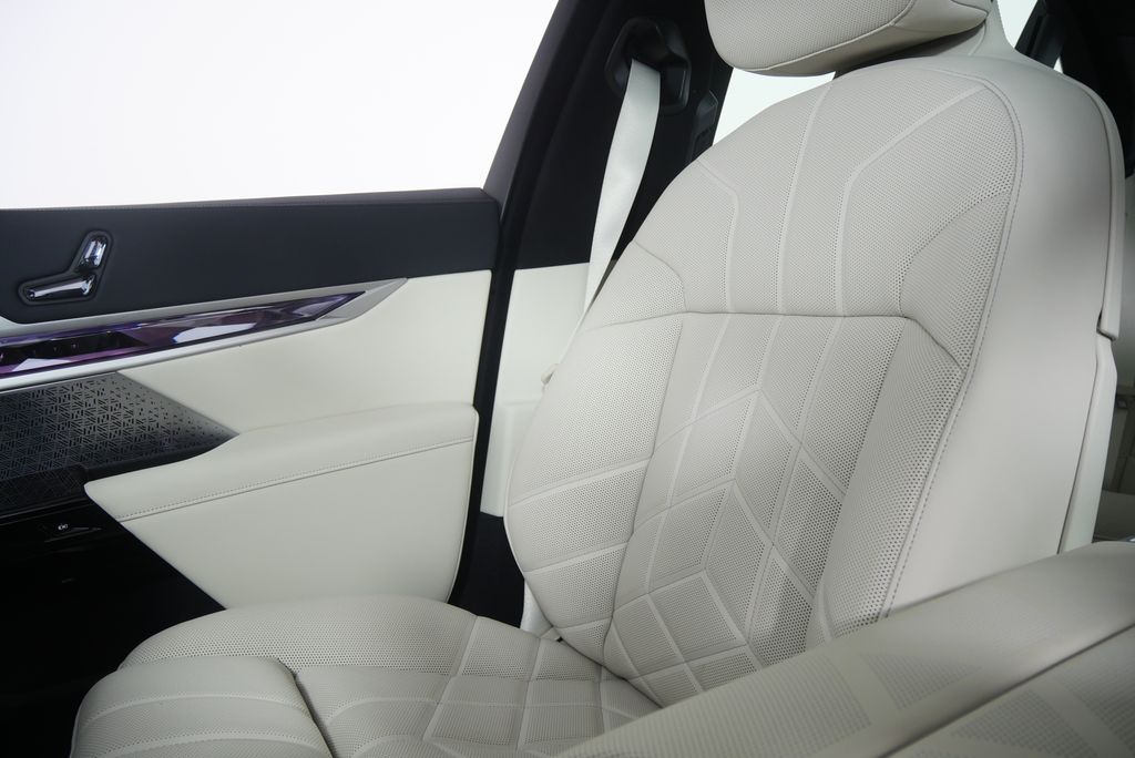 Thumbnail: 2026 BMW 7 Series - 25