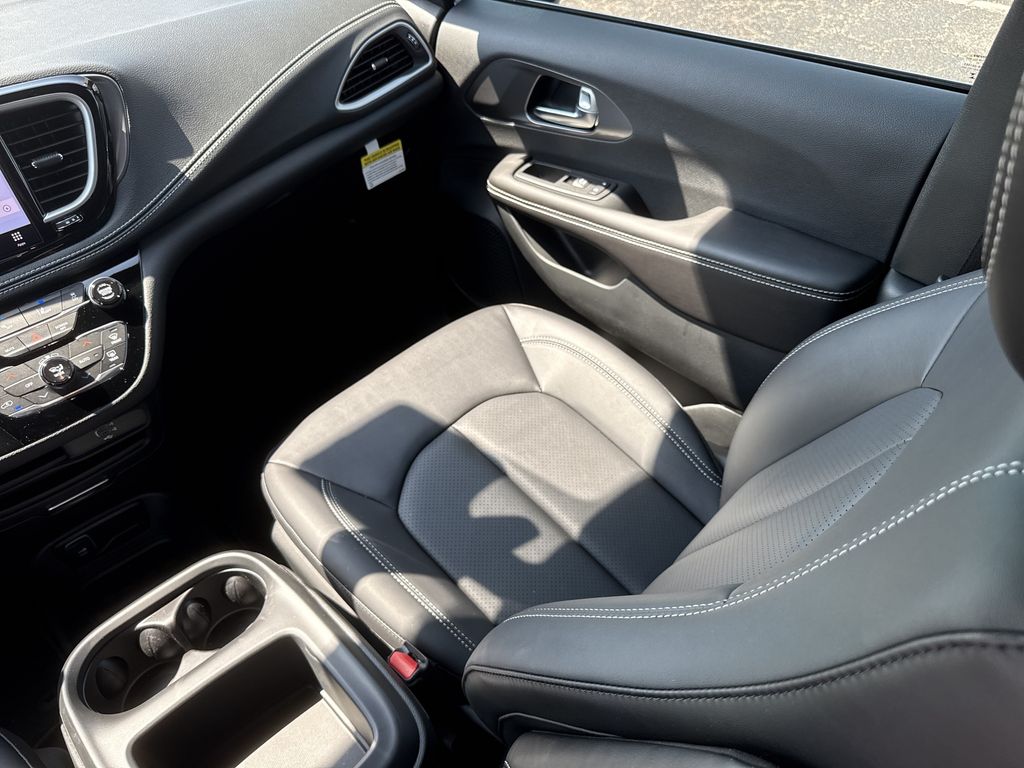 2026 Chrysler Pacifica Select White at River Oaks CDJR