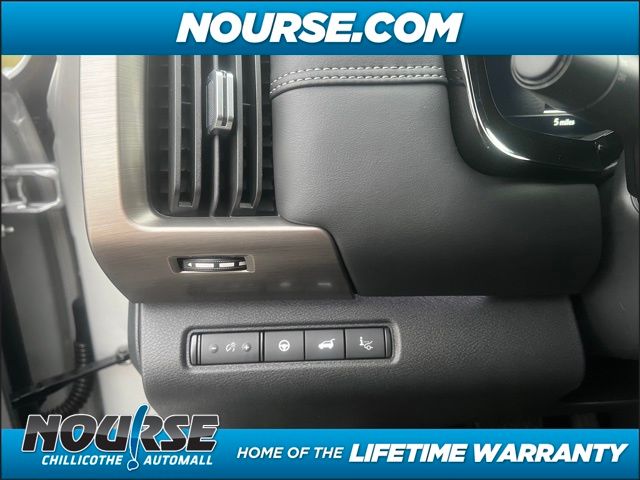 2024 Nissan Pathfinder Platinum photo