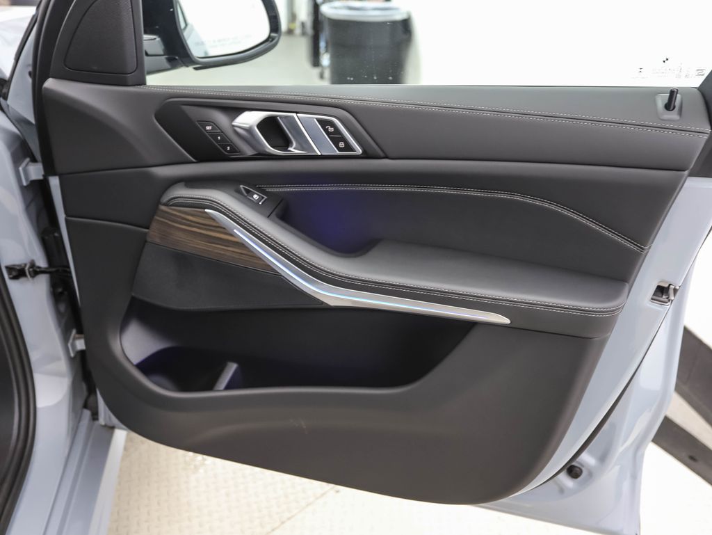 Thumbnail: 2026 BMW X7 - 32