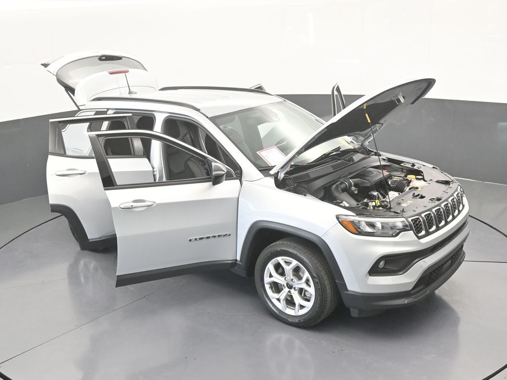 Used 2025 Silver Zynith Metallic Clearcoat Jeep Latitude image 40