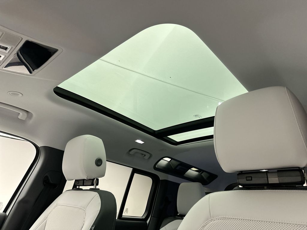 Thumbnail: 2025 Land Rover Defender - 9