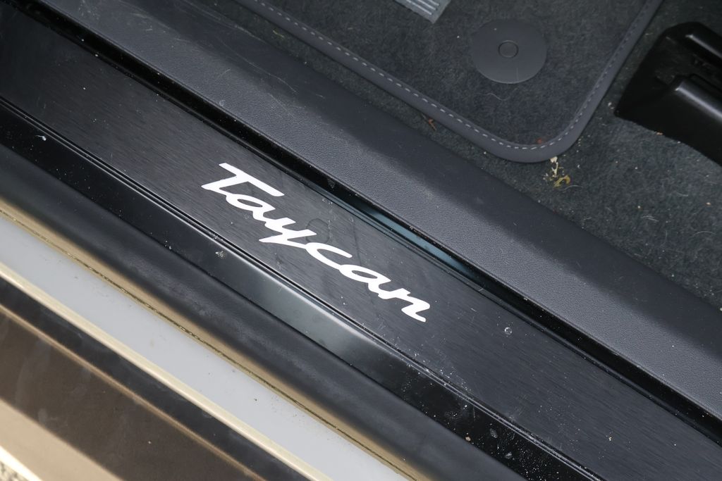 Thumbnail: 2022 Porsche Taycan - 17