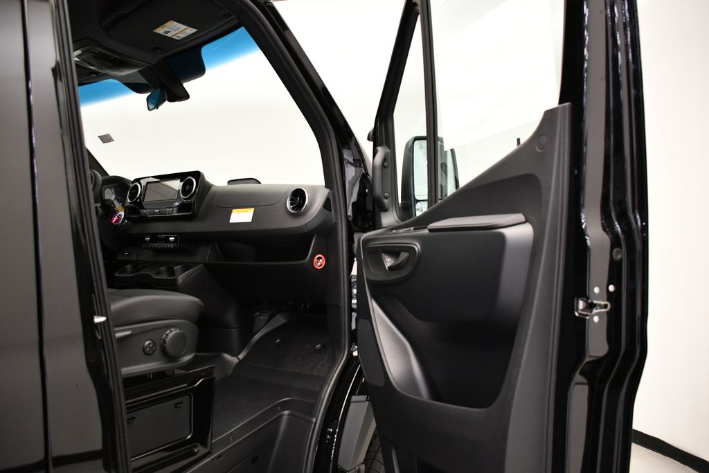 Thumbnail: 2025 Mercedes-Benz Sprinter - 32