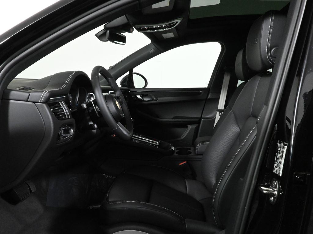 Thumbnail: 2025 Porsche Macan - 5