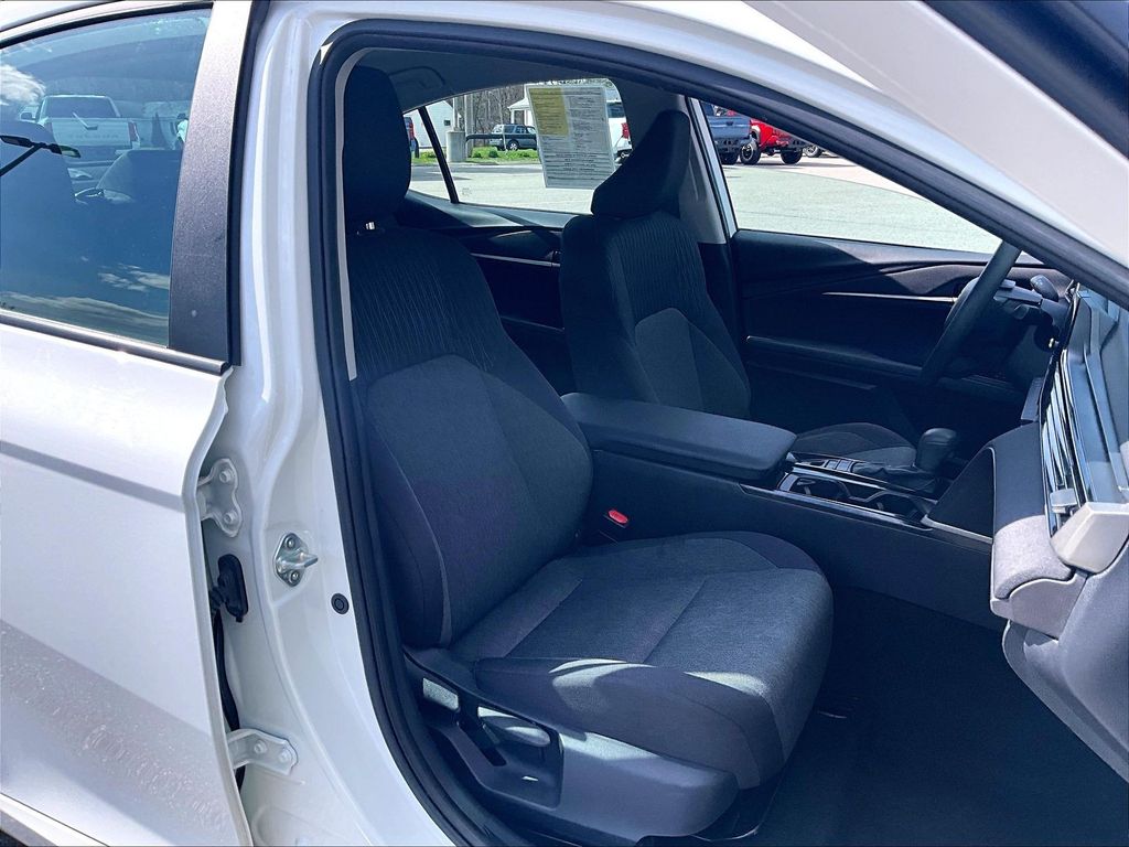 2025 Toyota Camry — photo 11