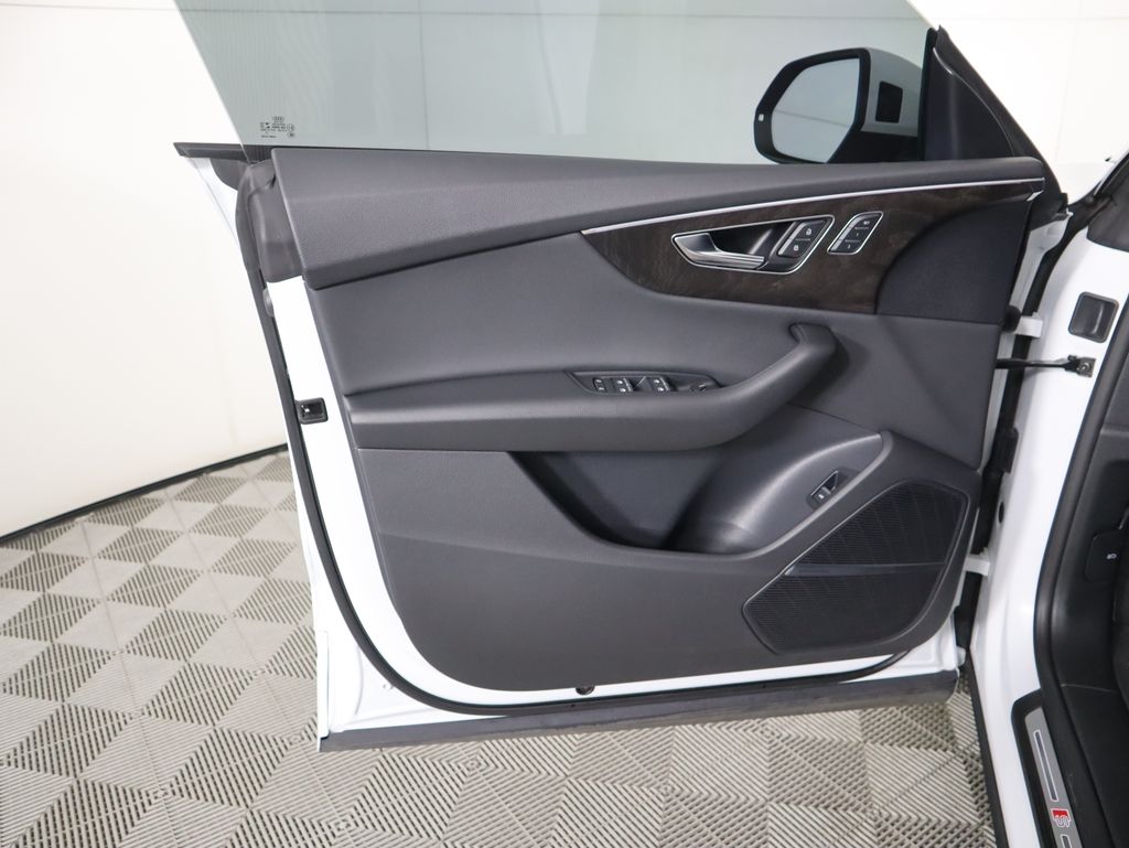 Thumbnail: 2022 Audi Q8 - 24