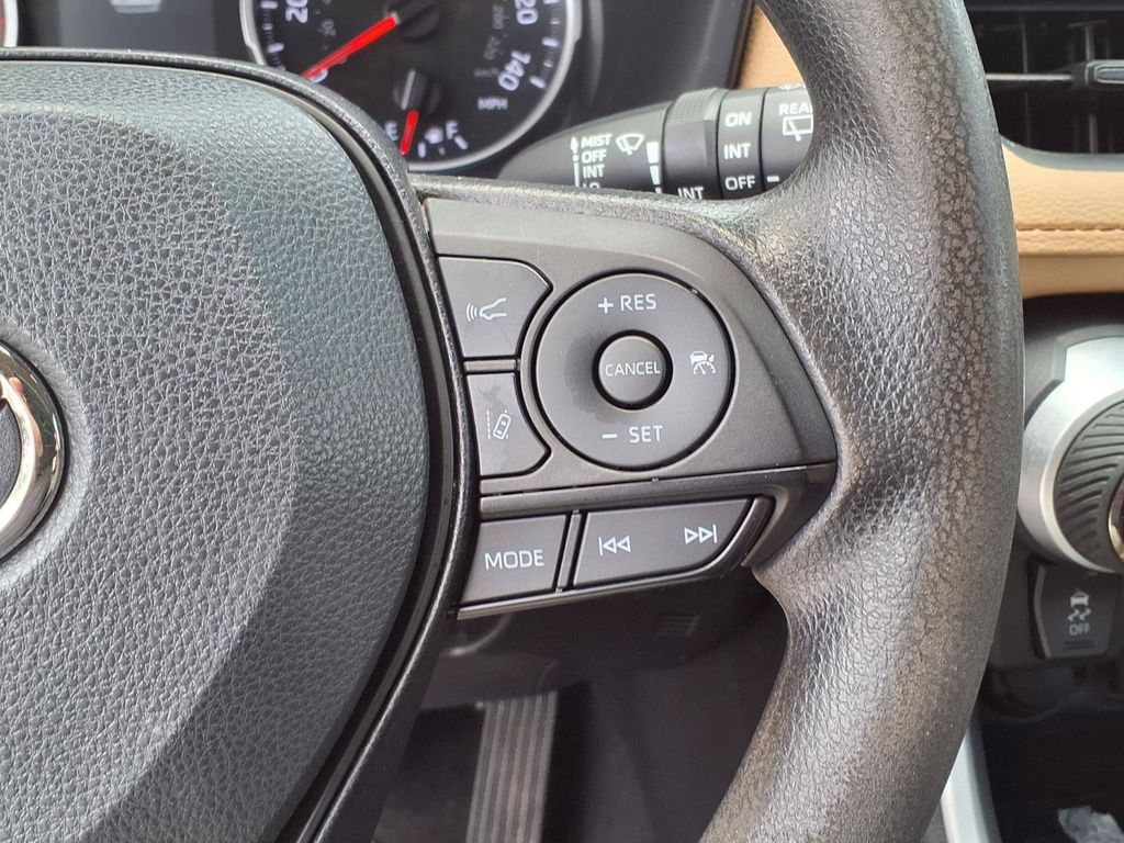 2022 Toyota RAV4 XLE - Photo 30