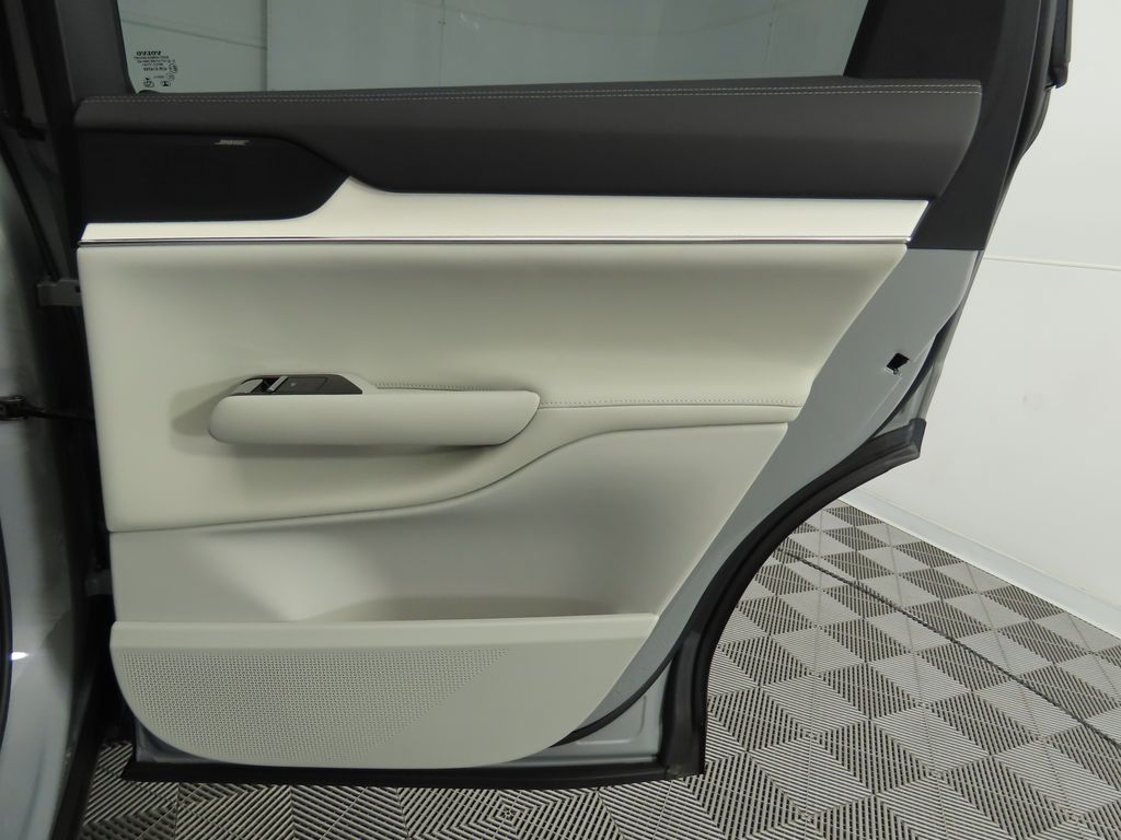 2025 Volvo EX90  27
