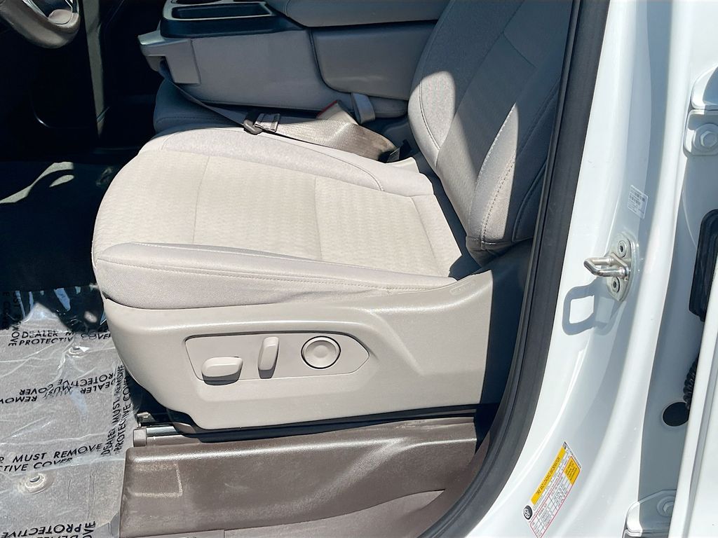 Used 2022 White Chevrolet LT image 19