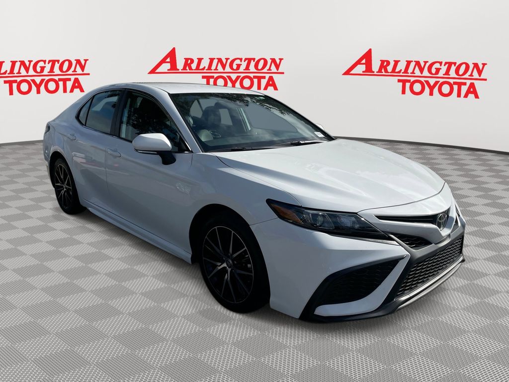 2024 Toyota Camry SE's photo