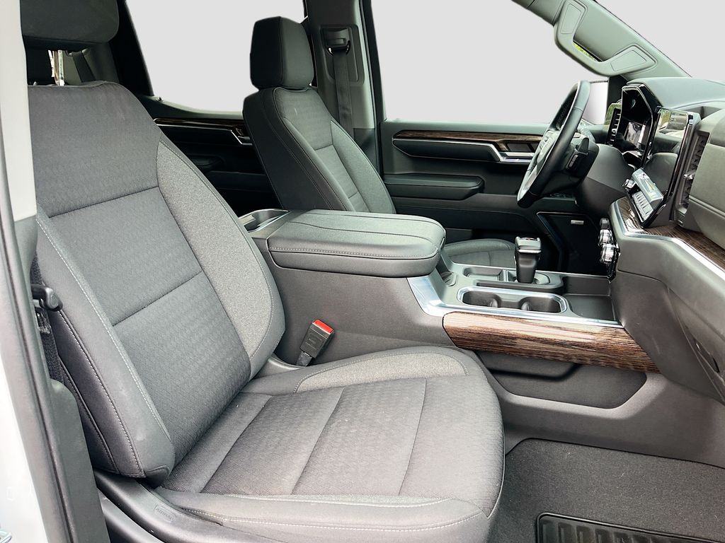 Used 2023 White GMC Elevation image 28