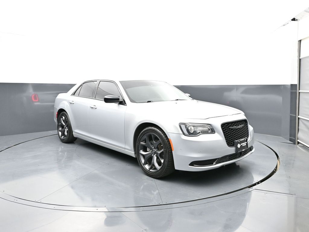 Silver Mist Clearcoat 2023 Chrysler 300 Sedan Rear-Wheel Drive 8-Speed Automatic