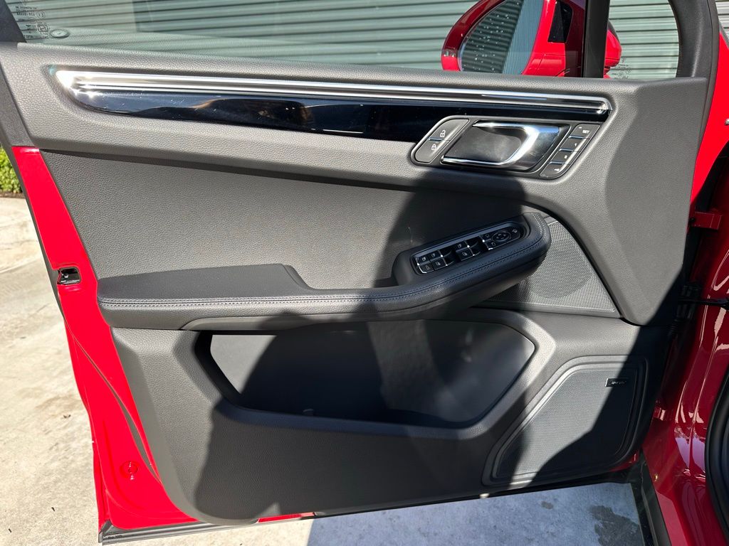 Thumbnail: 2026 Porsche Macan - 18