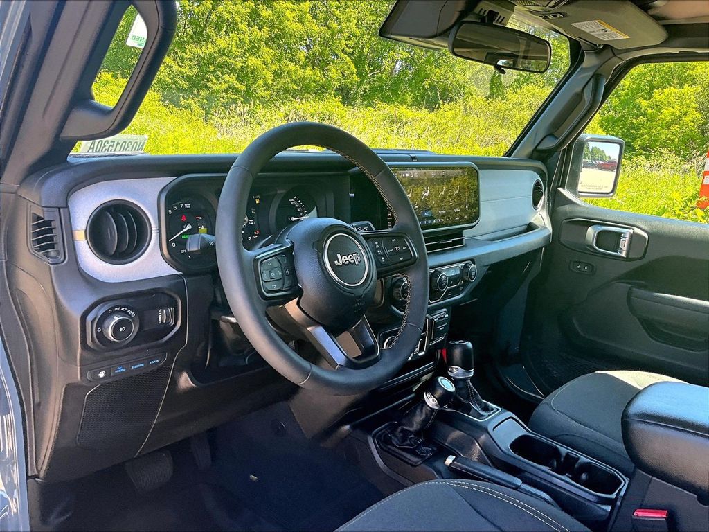 2024 Jeep Wrangler — photo 8