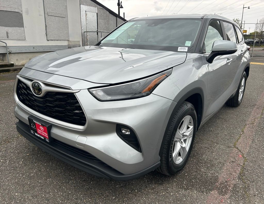 Celestial Silver Metallic 2025 Toyota Highlander LE FWD SUV / Crossover Front-Wheel Drive 8-Speed Automatic