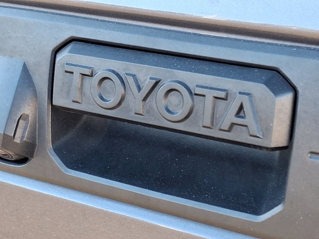 2022 Toyota Tacoma SR 27