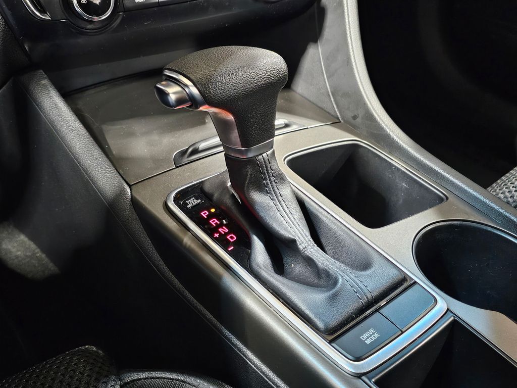 Used 2020 White Kia LX image 32