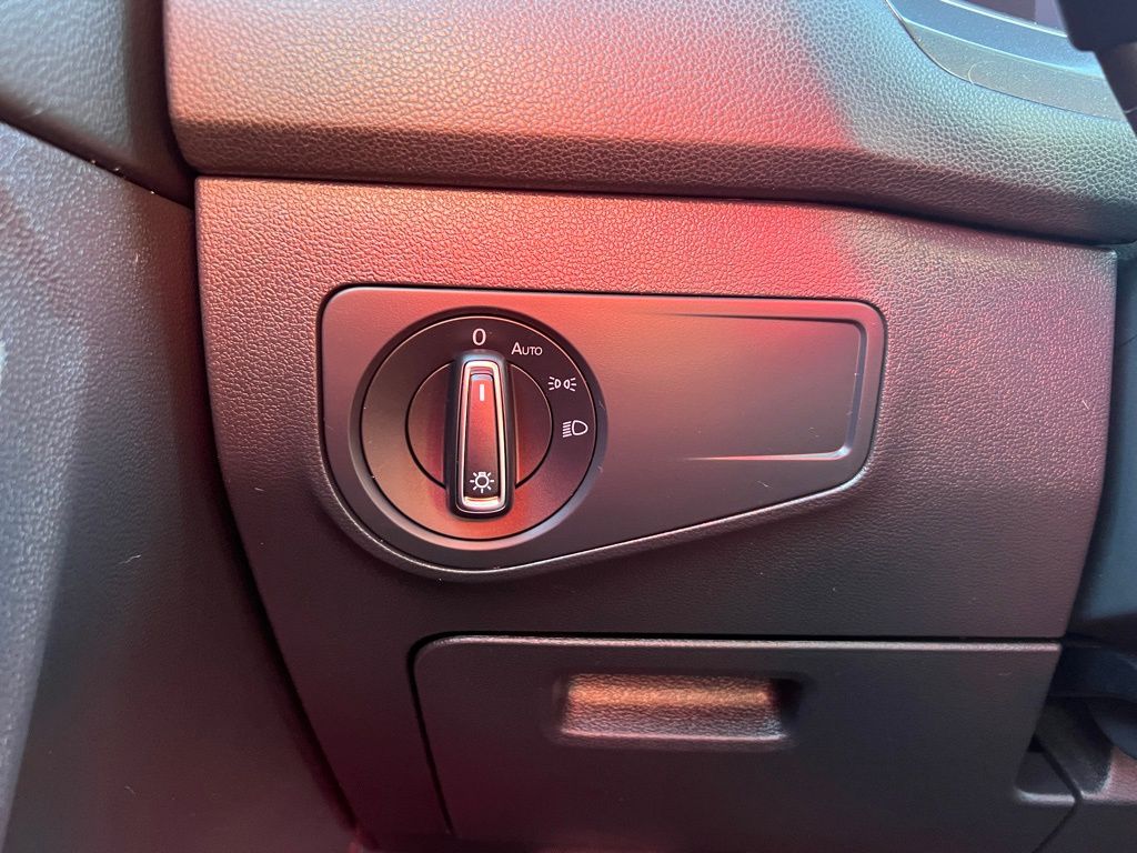 Thumbnail: 2022 Volkswagen Tiguan - 17