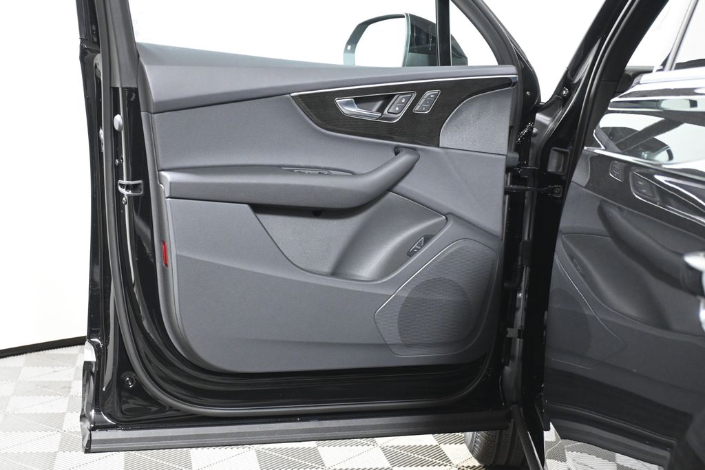 Thumbnail: 2025 Audi Q7 - 27