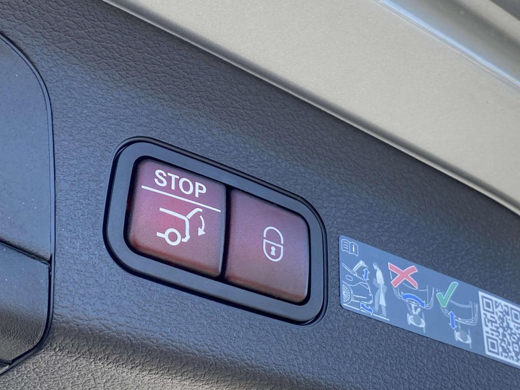 2025 Mercedes-Benz GLS 450 4MATIC 10